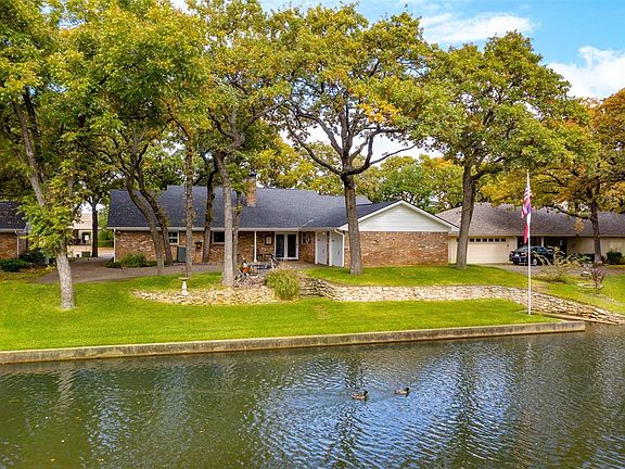 3rd image of 2408 Winewood Ln