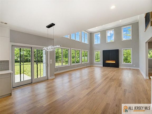 3rd image of 529 Wood Ave