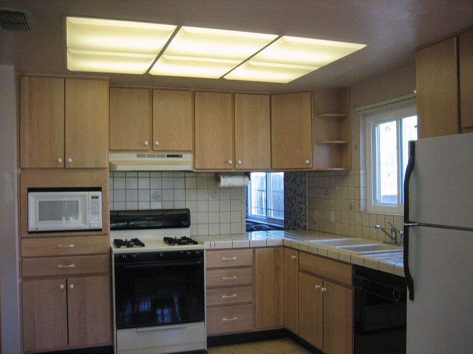 plenty of cabinets 