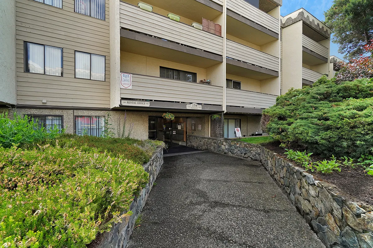 252 Gorge Rd E — Photo 3