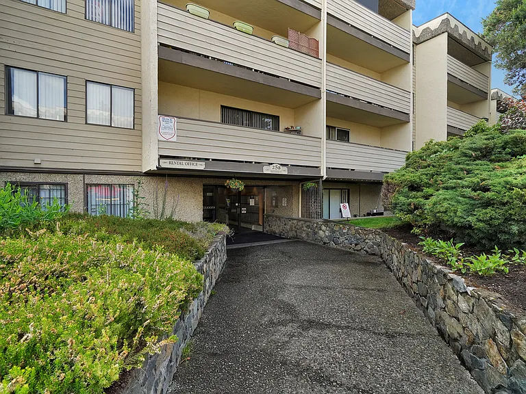252 Gorge Rd E — Photo 6