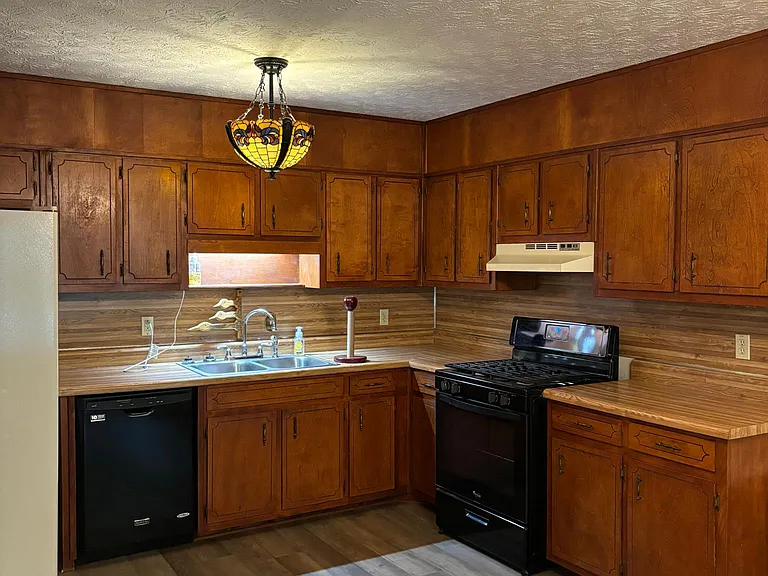 1701 Rose Garden Ln — Photo 3