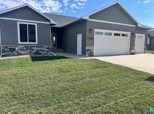 2208 S Saddle Ridge Dr, Sioux Falls, SD 57110