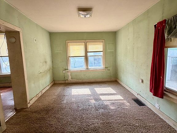 5th image of 629 E Mark St