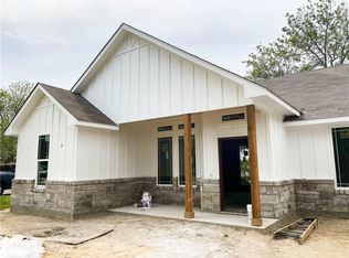 415 N Burleson St, Giddings, TX 78942