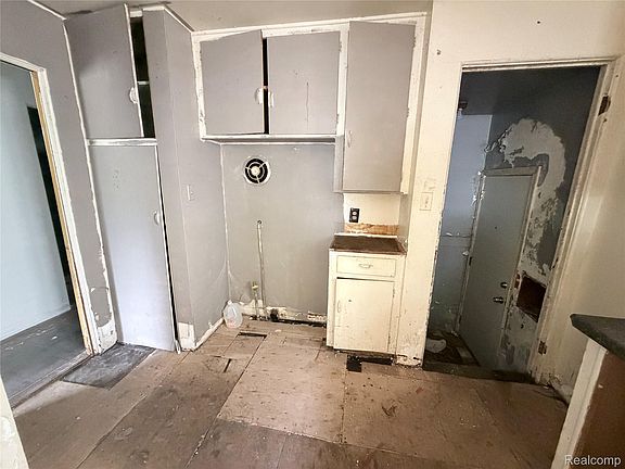 5th image of 318 E Myrtle Ave