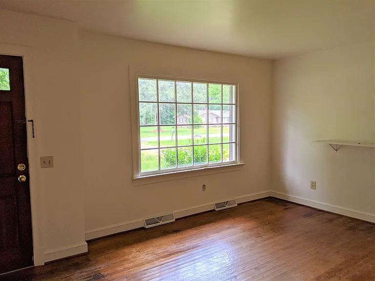 318 Jasper Ln — Photo 5