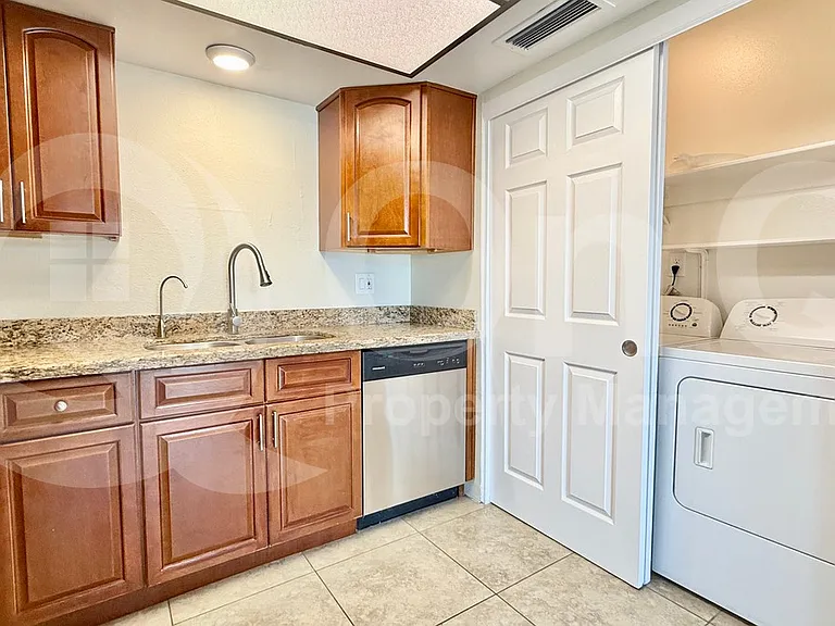 6836 S Jentilly Ln — Photo 7