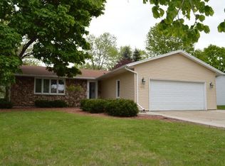 635 Fairway Ln, Green Bay, WI 54311
