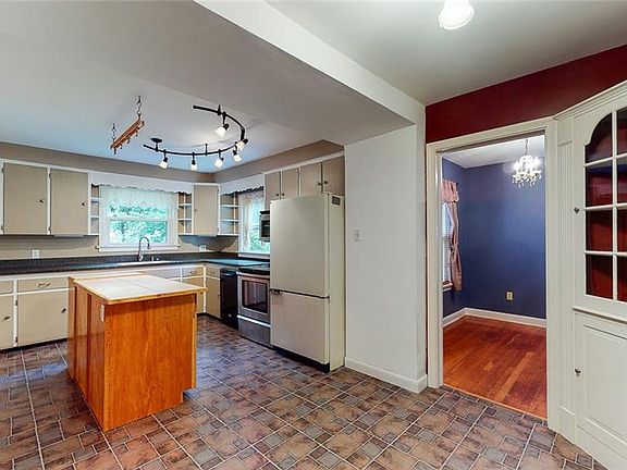 5th image of 484 Longmere Dr