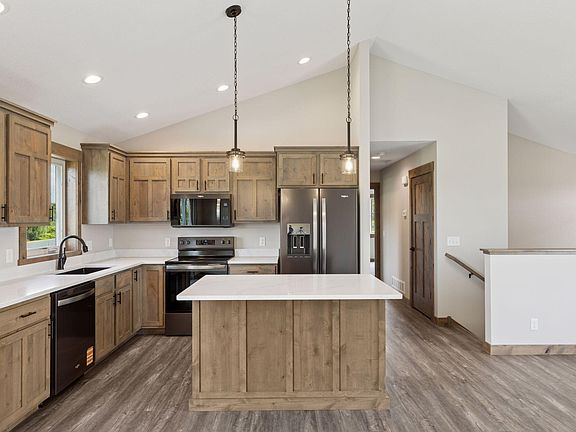 3rd image of 521 Summit Cir