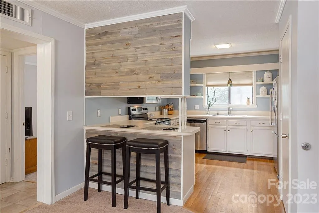 2 bed, 975 sqft, $1,500 — Photo 3