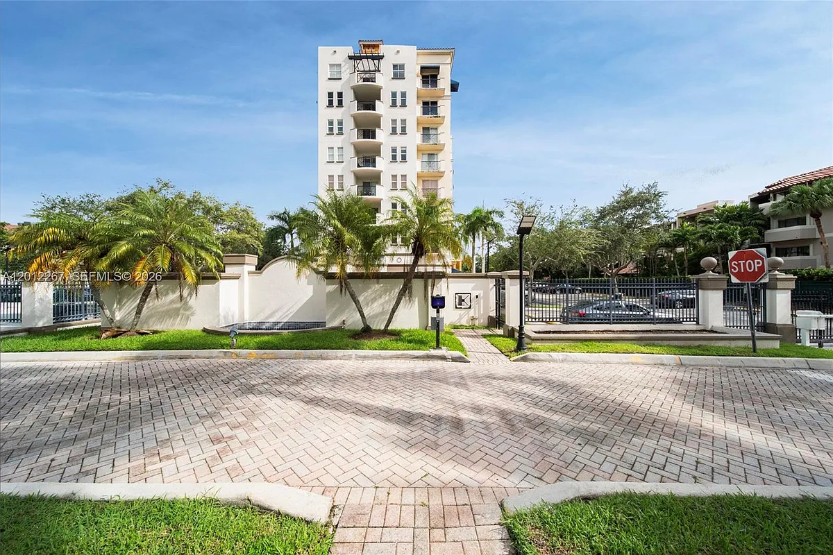 Building Photo - 9021 SW 94th St #310