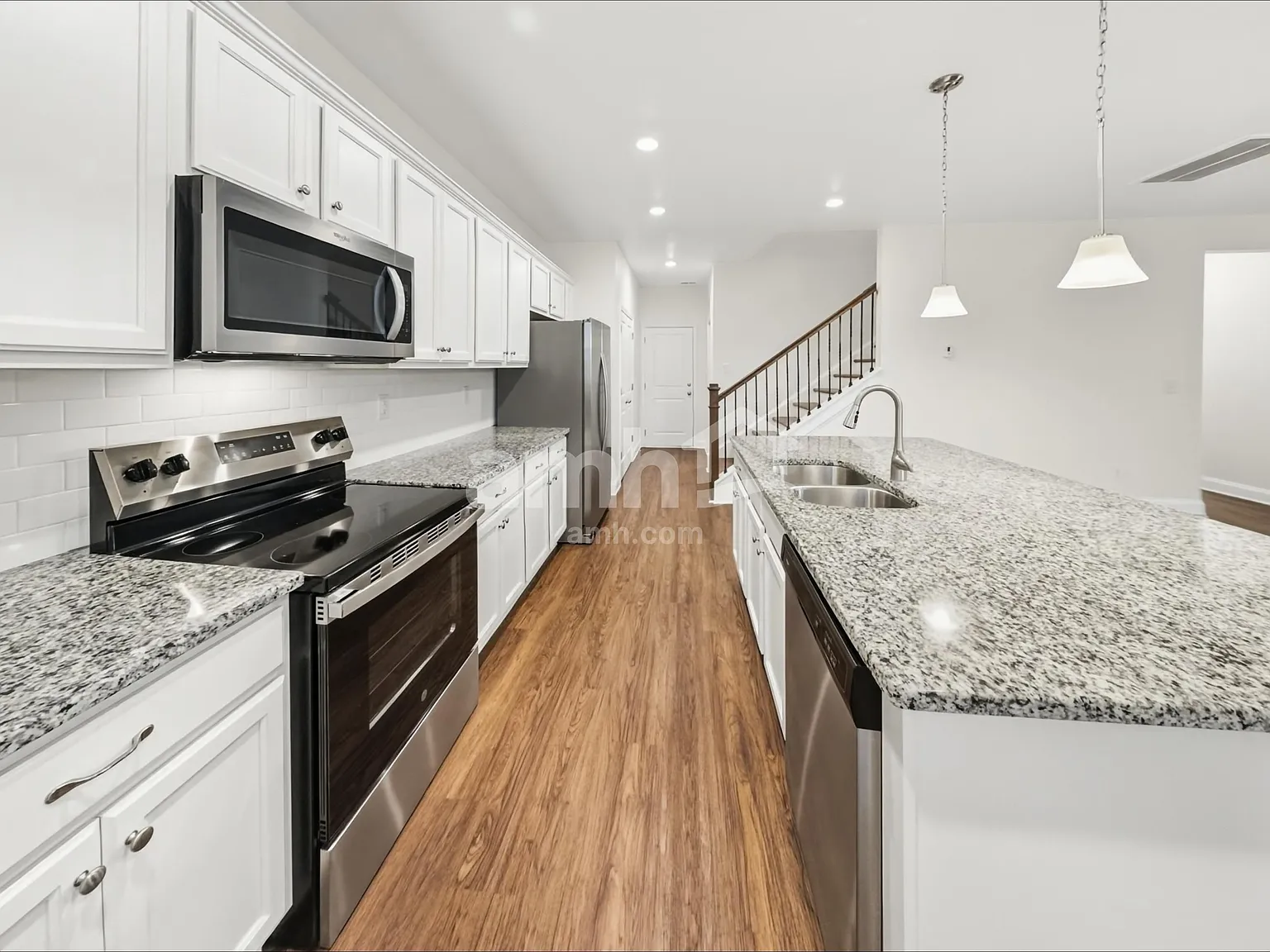 5 bed, 3.0 bath, 2400 sqft, $2,555 — Photo 4