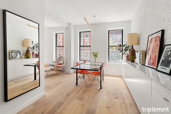 Sold by Triplemint | media 1