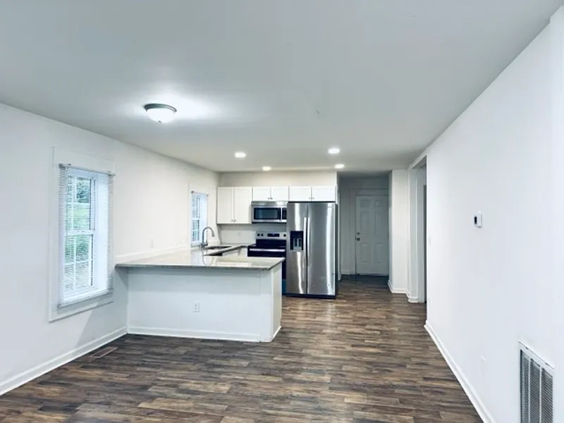 3 bed, 1.0 bath, 1040 sqft, $1,595 — Photo 3