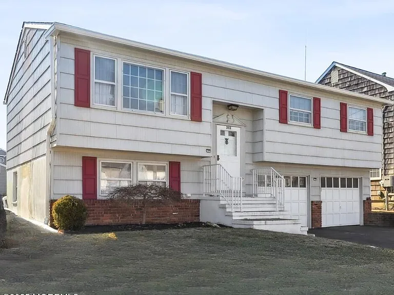 202 Yale Ave — Photo 1