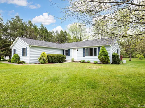 2154 Kingston Dr, Pinckney, MI 48169