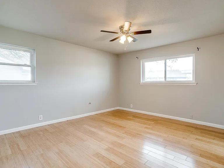 109 SE Dian St — Photo 25