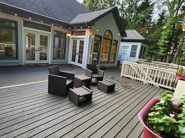 Expansive Deck to gather with friends and family listening to the birds.