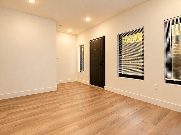 4th image of 2613 Calvin St #9