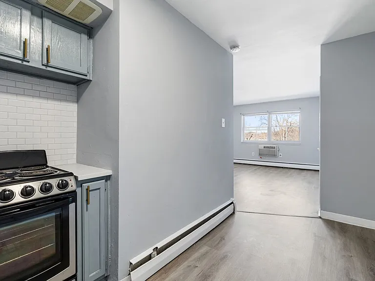 615 E Main St — Photo 3