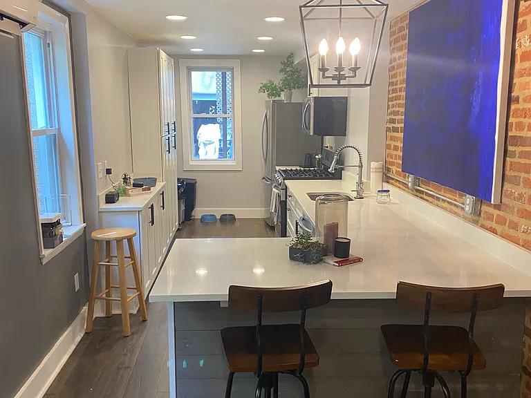 112 S Castle St — Photo 3