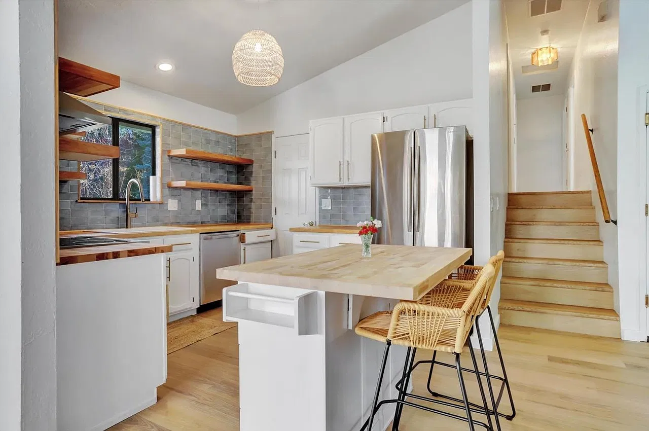 749 Doris Dr — Photo 3