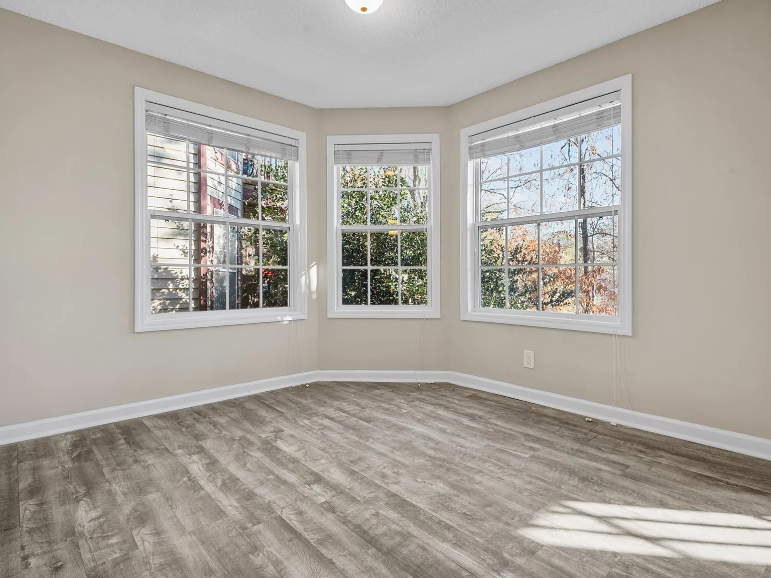 3 bed, 950 sqft, $1,950 — Photo 3
