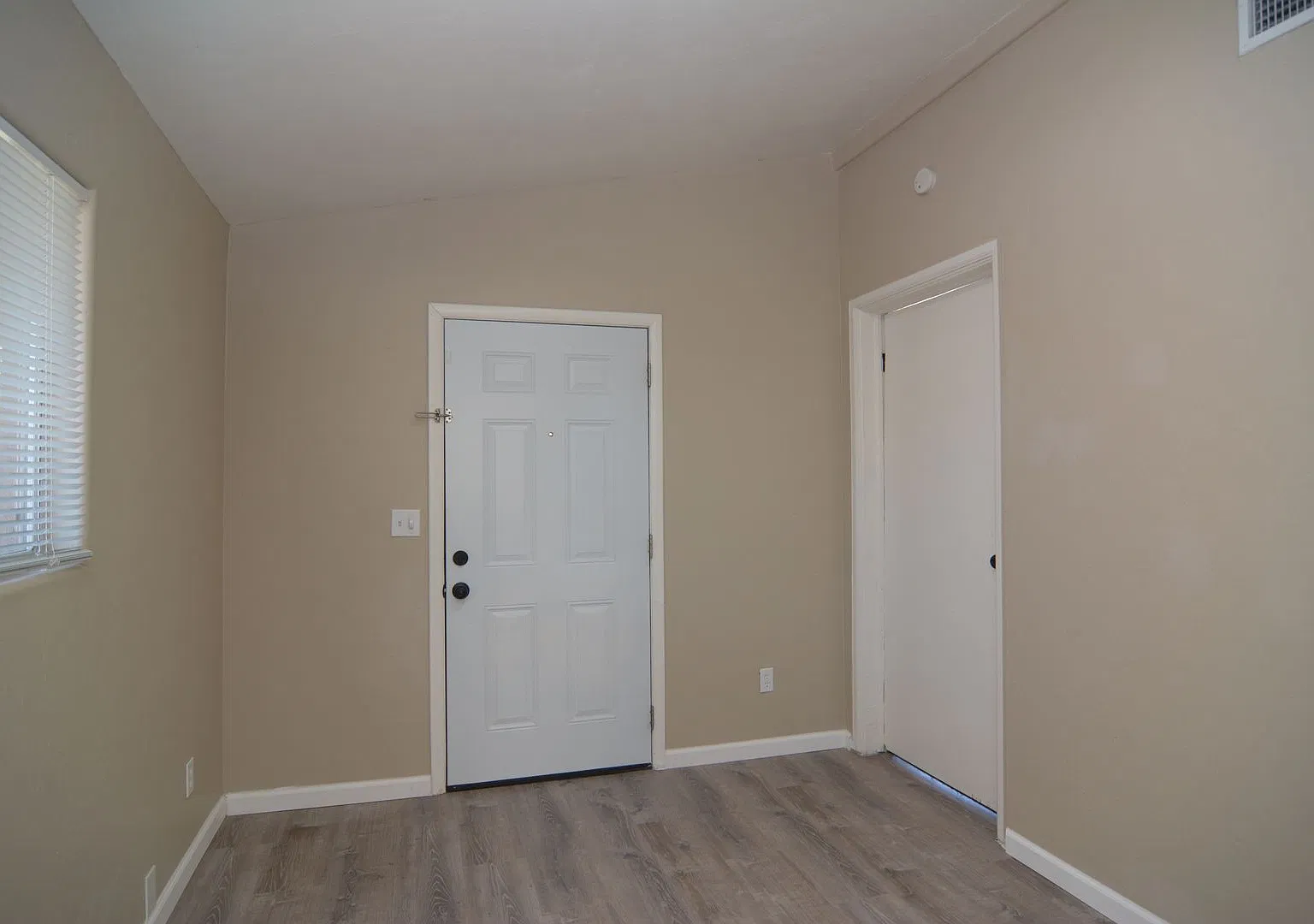 Charming 2 Bedroom 1 Bath House! Central Tucson Location! — Photo 2