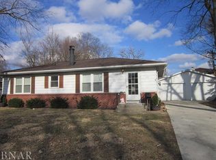 210 Meadowbrook Dr, Bloomington, IL 61701