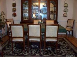 60 Woodlot Rd, Ridge, NY 11961