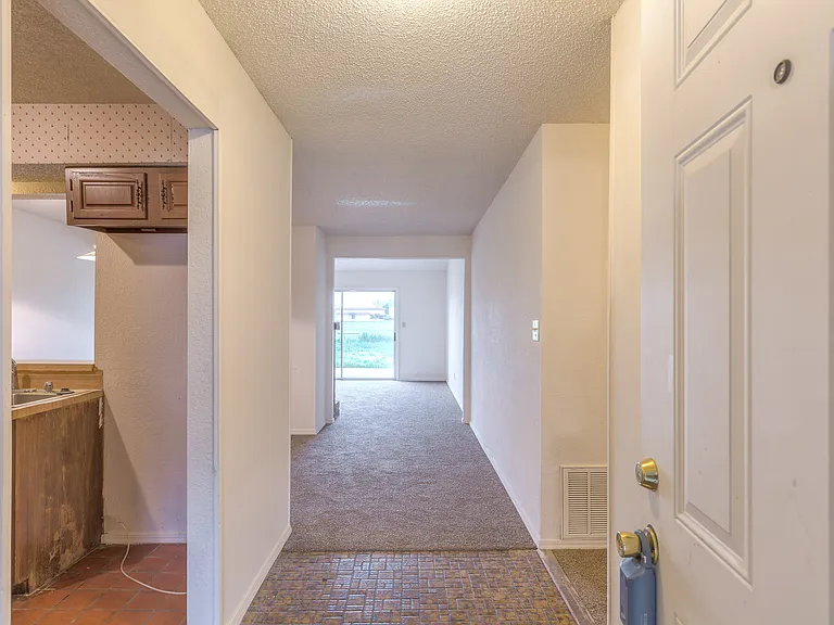 304 W Quantico St — Photo 3