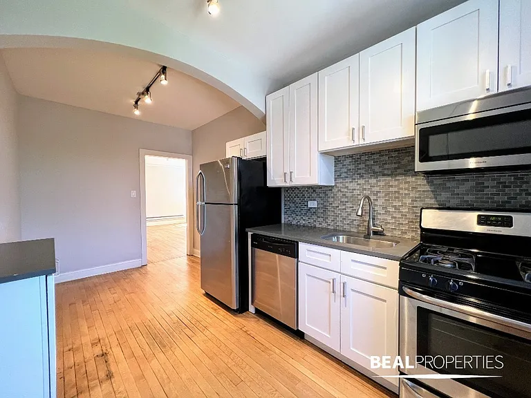 2323 N Rockwell St #B1 — Photo 9