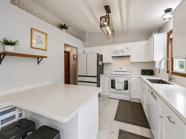235 Tiffany Dr — Photo 4