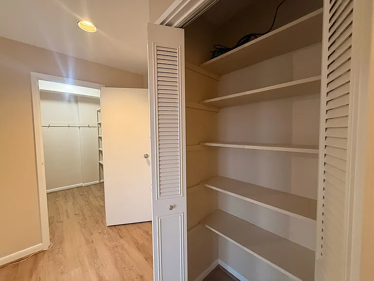 10201 Grosvenor Pl — Photo 6