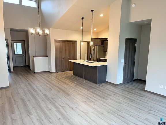 4th image of 2810 E Hazelnut St