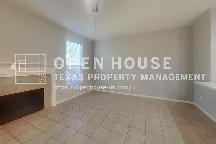 4 bed, 2.5 bath, 2574 sqft, $2,400 — Photo 3