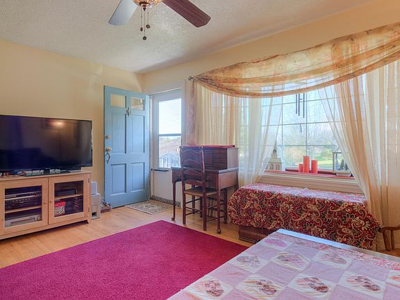 4th image of 1301 Willow Ave