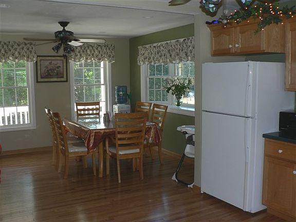 Dining room (opens up to the kitchen) - pict 1