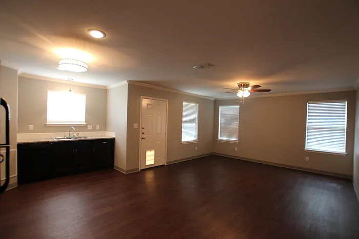 2532 Westminster Dr — Photo 3
