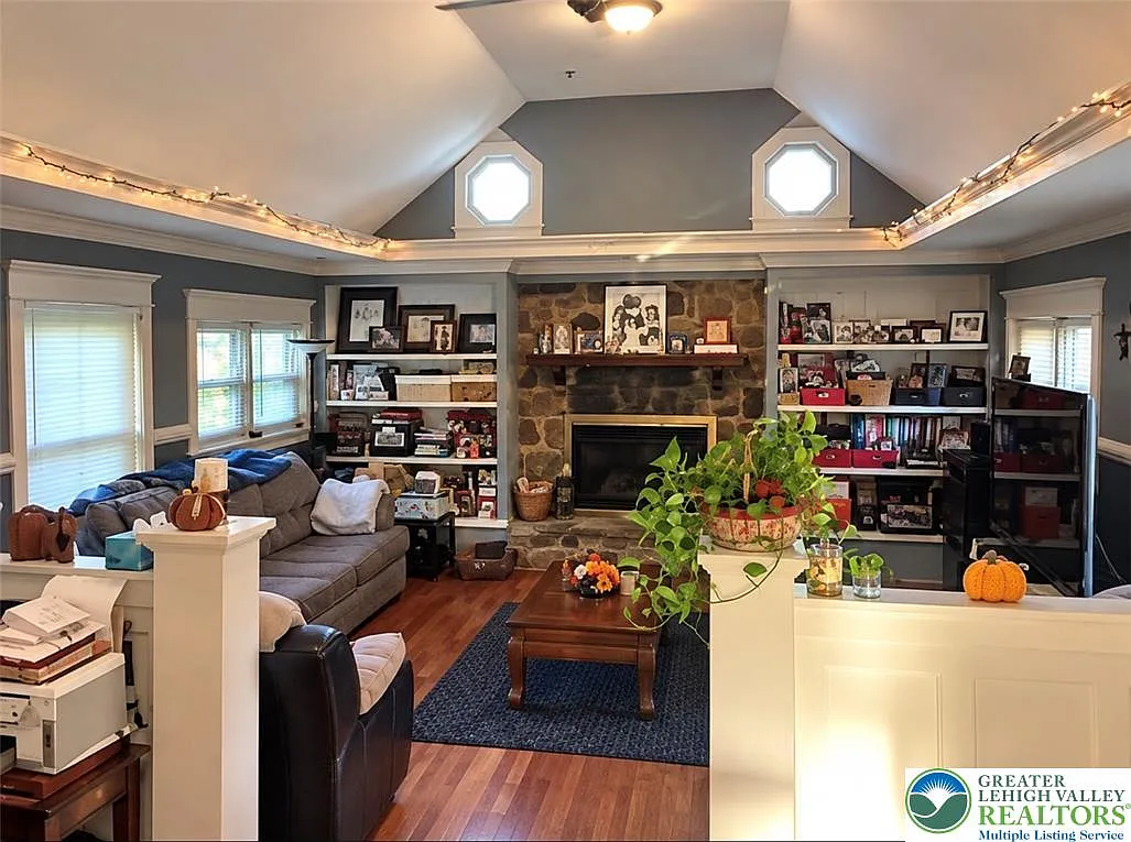 3 bed, 1.5 bath, 1148 sqft, $1,950 — Photo 3