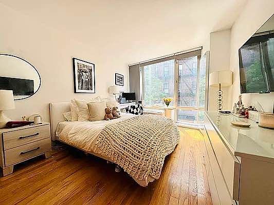 4th image of 196 Stanton St #8H