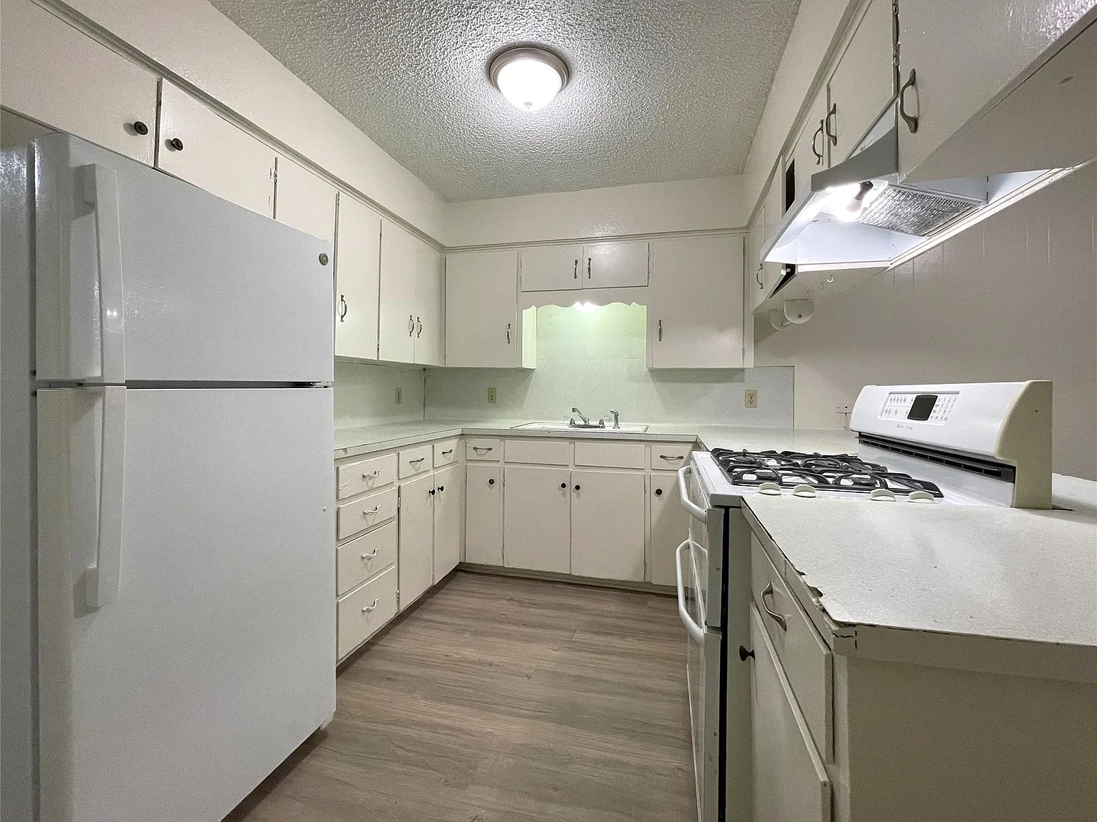 2 bed, 1.0 bath, 3570 sqft, $995 — Photo 4