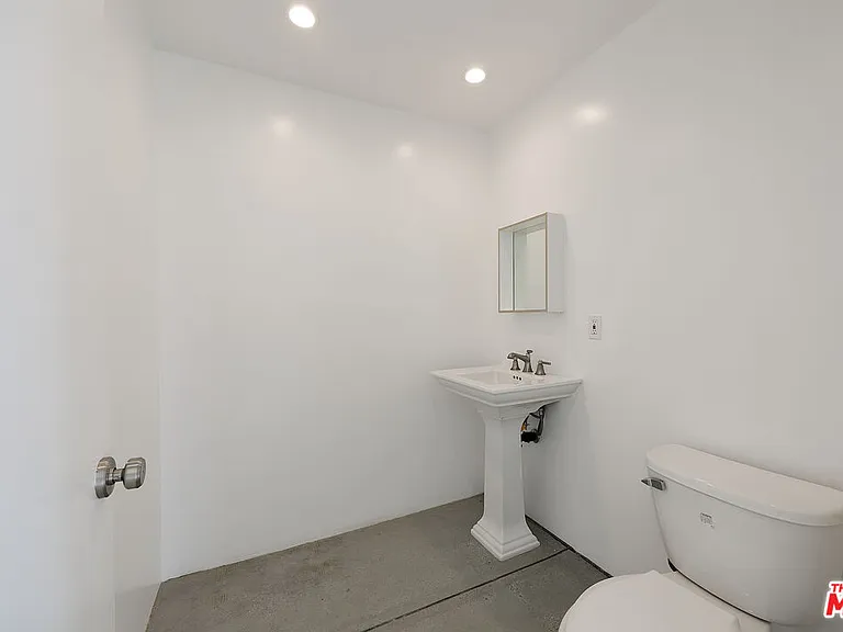 714 Kensington Rd — Photo 23