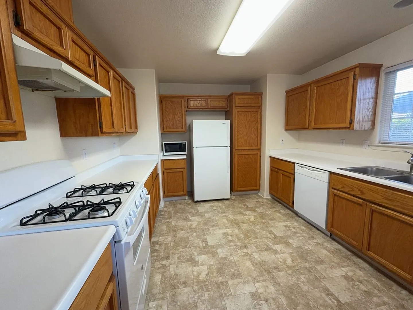 Pet Friendly! Spacious Ranch-Style 3 Bedroom, 1 Bathroom Home in the Heart of Fortuna — Photo 2