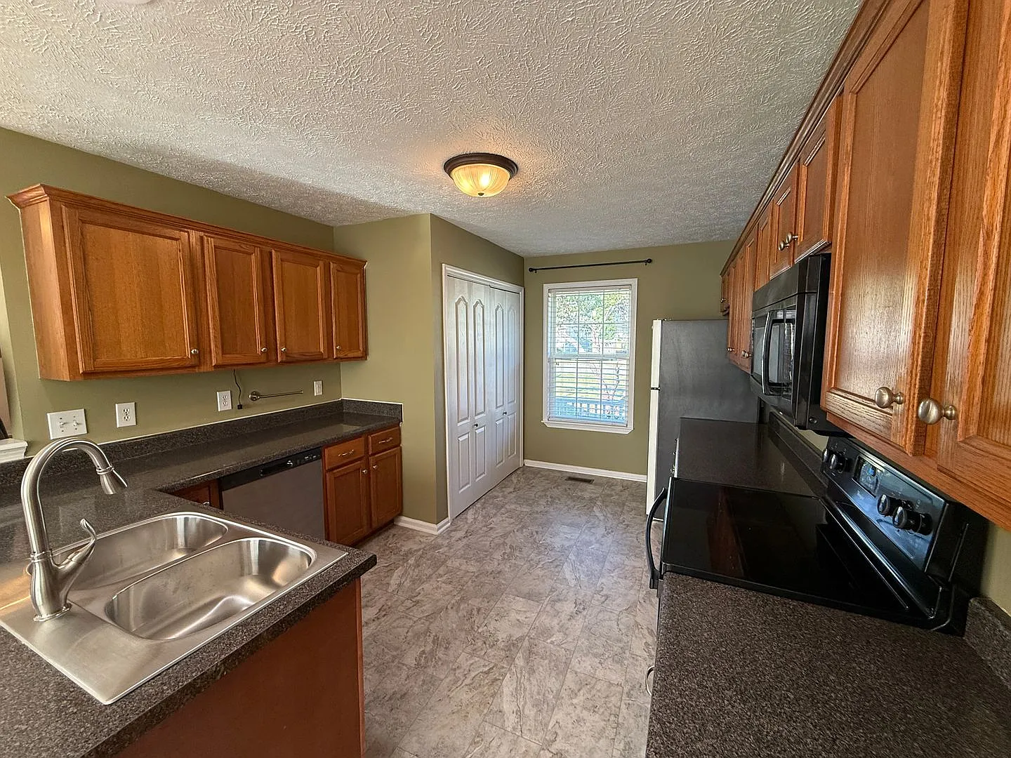 3-Bedroom Home with Huge Fenced Backyard & Heated/Cooled Garage! — Photo 4