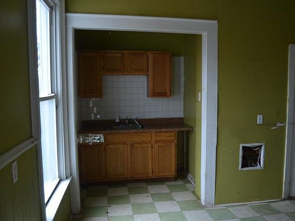 5th image of 591 Elm St