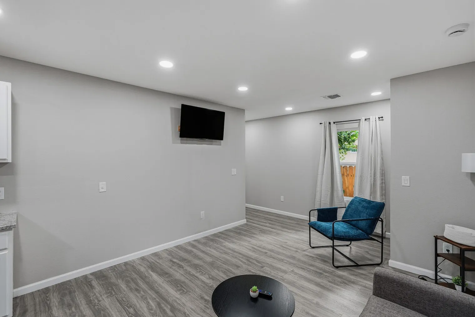 3 bed, 2.0 bath, 2949 sqft, $2,043 — Photo 3