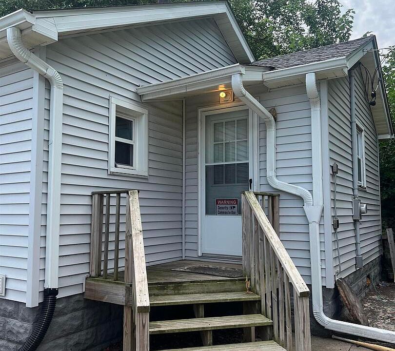 2nd image of 2004 Iowa Ave